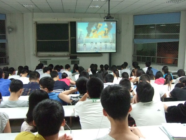 学生们观看防灾减灾教育片.jpg